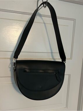 Isadora Classic Black Leather Half-Moon Shoulder Bag Italy